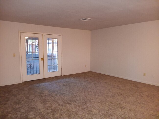 Building Photo - NW REHABBED TOWNHOME 3/2 WITH BACKYARD