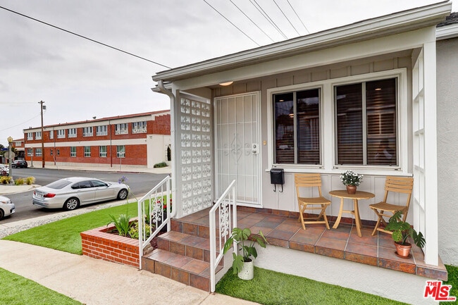 Building Photo - 6549 W 86th Pl