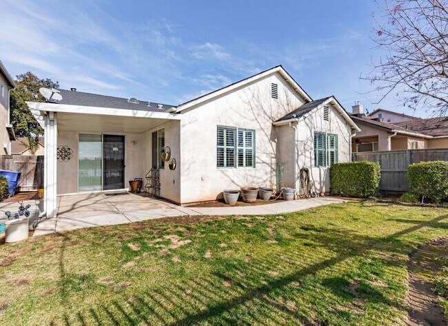Building Photo - European Parc one-level home w/private rea...
