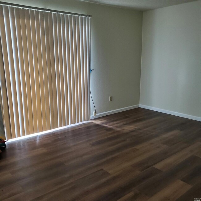 Building Photo - 6850 Country Club Dr