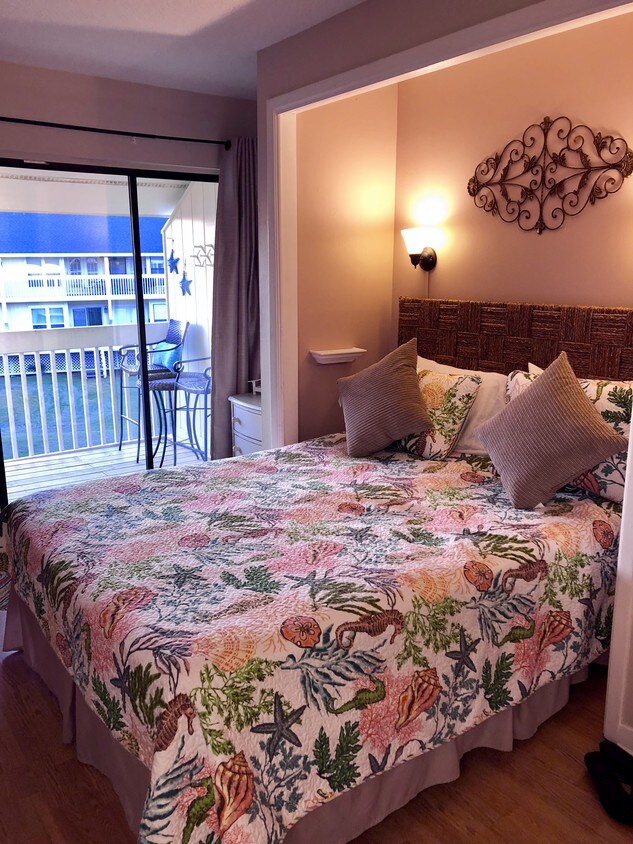 Queen bed - 775 Gulf Shore Dr