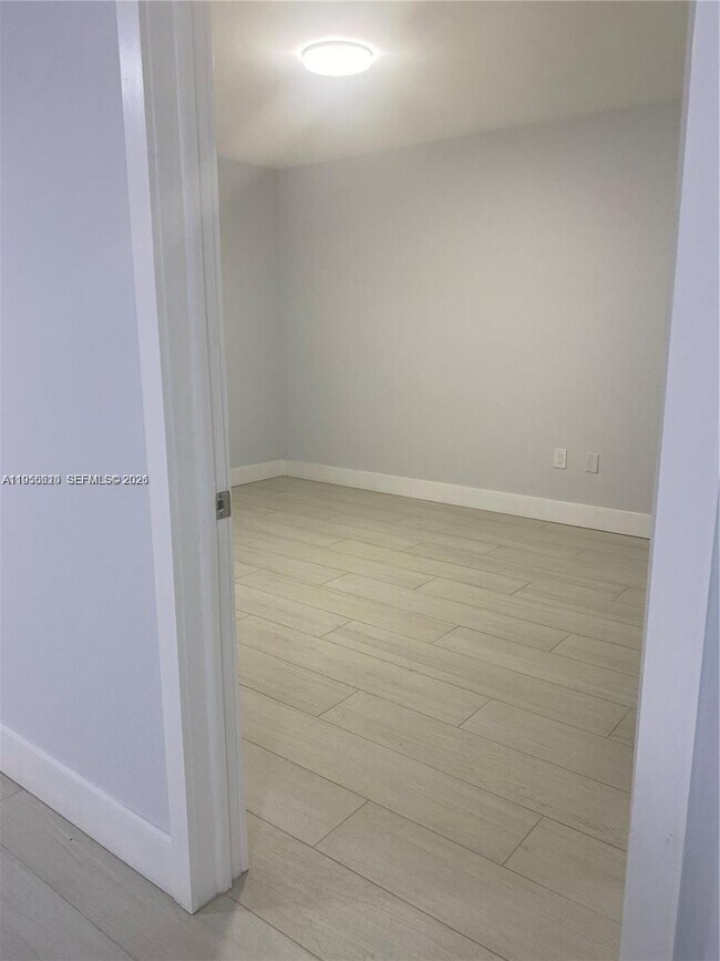 Foto del edificio - 8251 NW 8th St