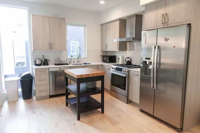 Building Photo - Fully Furnished Home in Green Lake Area!!!