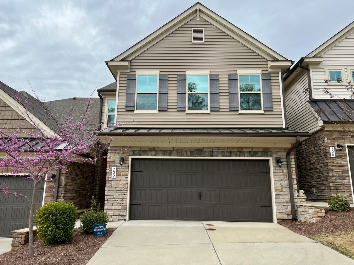 Foto principal - 3 Bed | 2.5 Bath Townhouse in Cary with Tw...