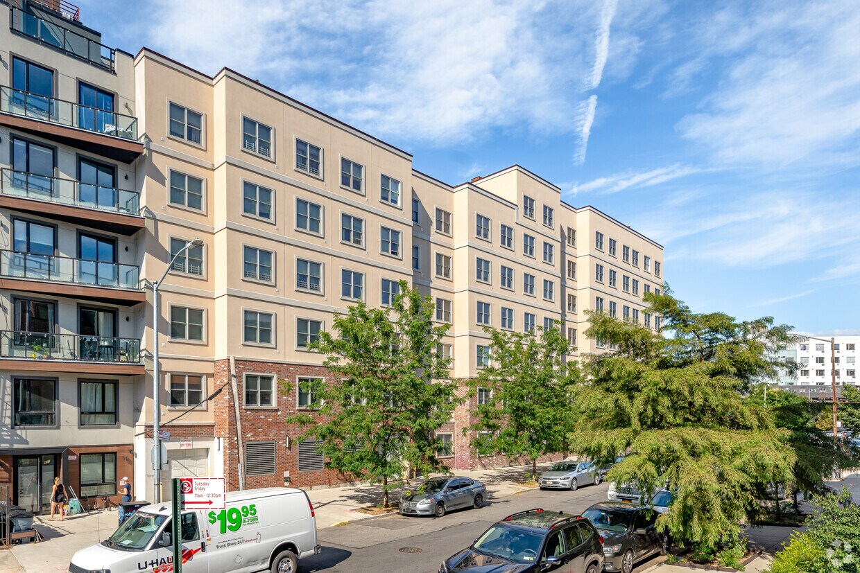 Foto principal - 833 Monroe St