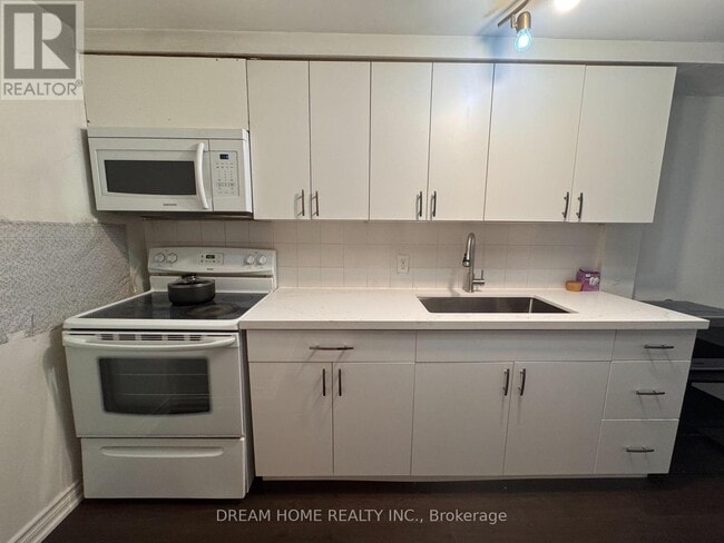 Building Photo - 2425 Carlanne Pl