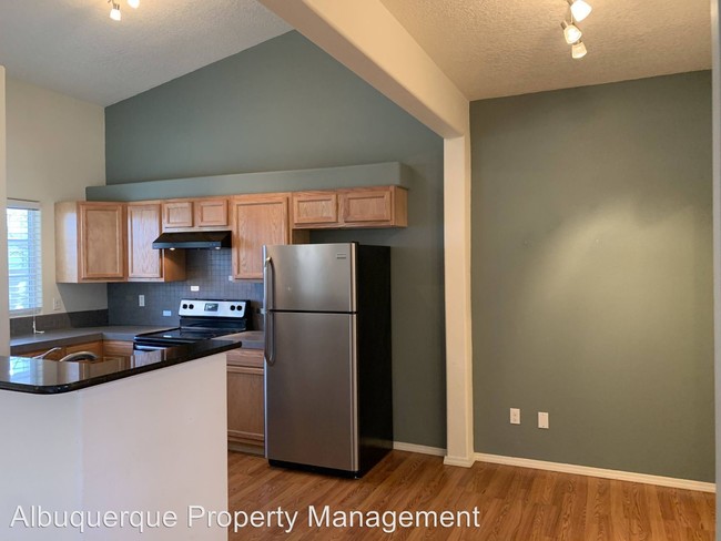 Building Photo - 1 br, 1 bath Apartment - 218 Yale Blvd. SE