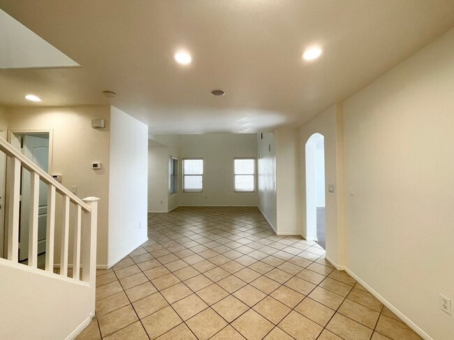 Building Photo - 4993 W Vacaville Ave