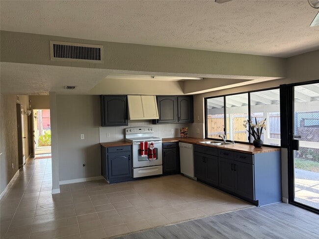 Foto del edificio - 15730 Corsair Rd