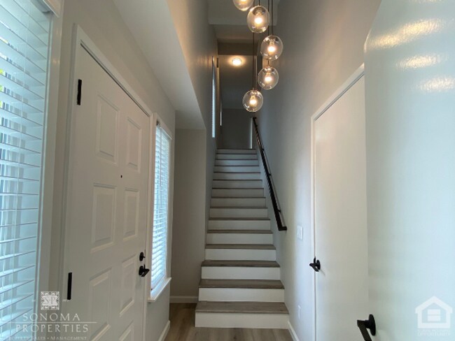 Foto del edificio - 2BD/2BA Upstairs Duplex with Garage