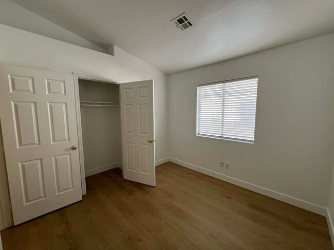 Building Photo - Single Story- Cute as a Button
