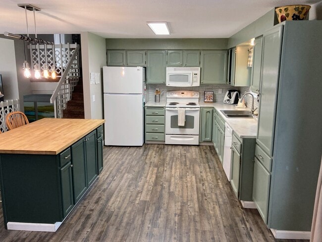 Building Photo - 9619 E 9th Ave