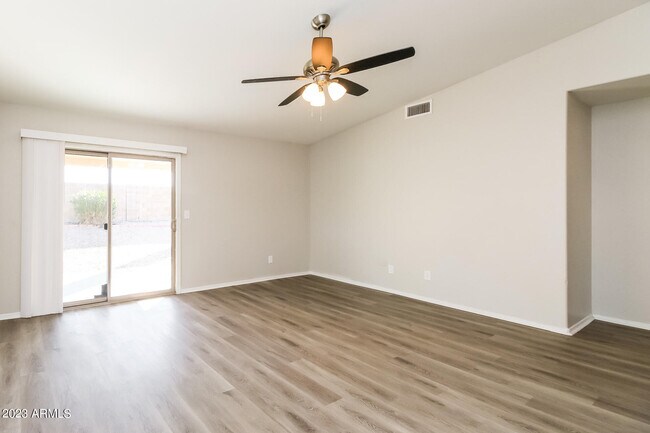 Foto del edificio - 10031 S 49th St