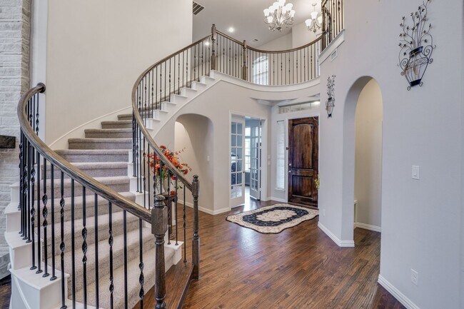 Foto del edificio - Beautiful home with elegant curved stairca...