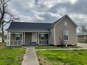 Building Photo - 601 S Cherry St