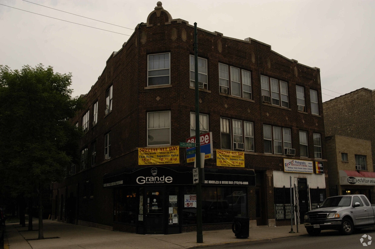 Building Photo - 6632 N Clark St