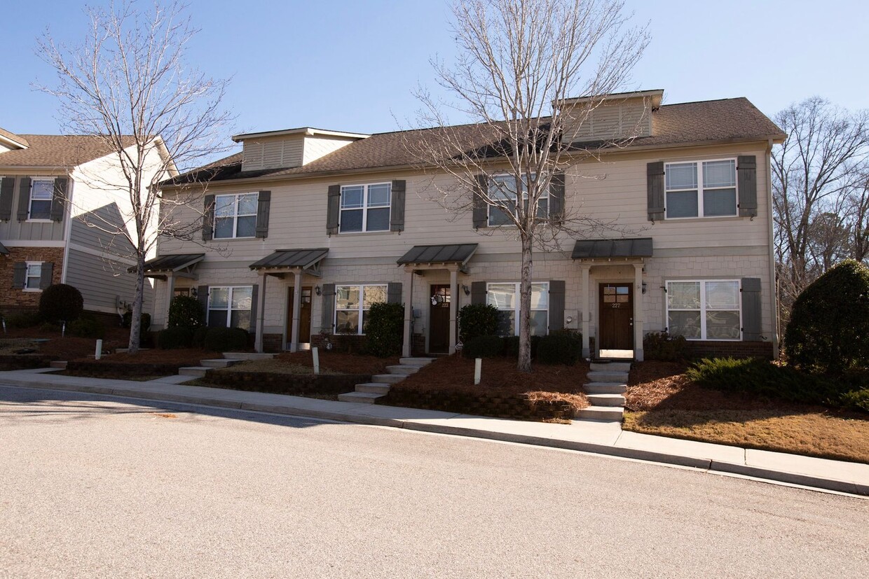 Foto principal - 2 Bedroom Townhouse at Whitehall Village!