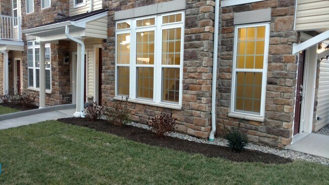 Building Photo - 14 Iris Ln