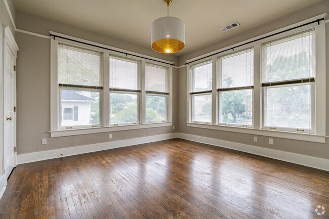 2BR, 2BA - 1586SF - Bathroom - 200 Stonewall St