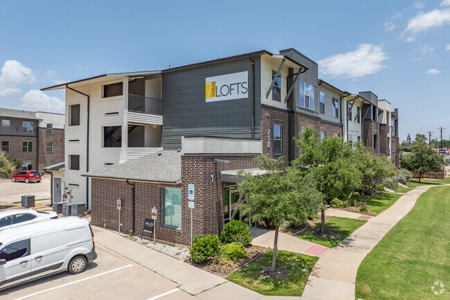 Building Photo - SEVEN TWELVE LOFTS