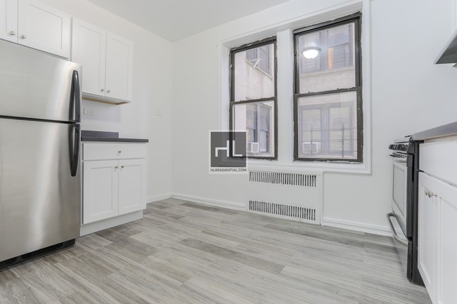 Building Photo - 1 Bedroom w/ Stainless Steel Appliances !