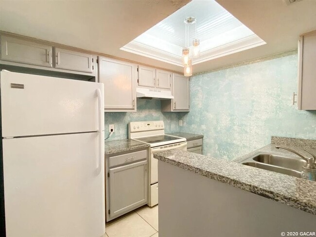 Building Photo - 5855 SW 8th Pl