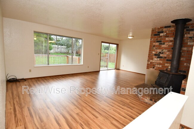 Building Photo - 805 NE Ash Ct