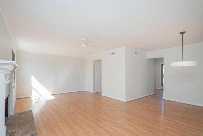 Building Photo - Beautiful 3 Bed Brentwood Townhome!