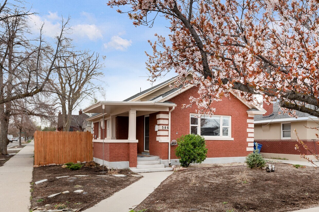 Primary Photo - 586 E Browning Ave