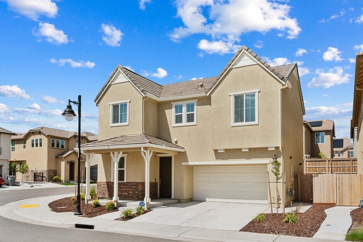 Primary Photo - Newer 4 Bedroom Home in Whitney Ranch On C...