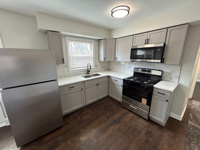 Photo - 7810 S Escanaba Ave Apartment