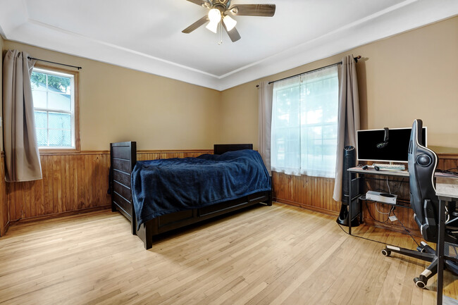 Bed 1 - 10915 White Oak Ave