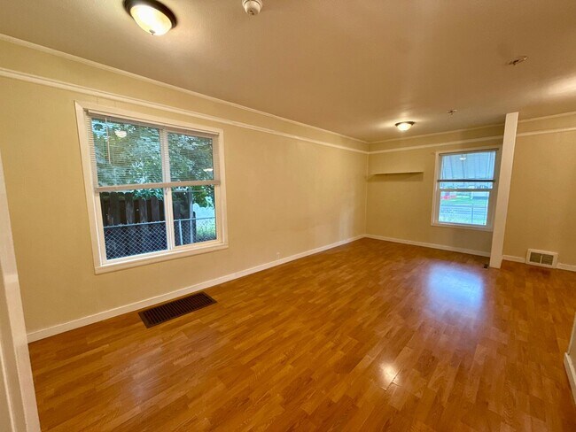 Foto del edificio - Gorgeous 4 Bed / 2 Bath Home on 6th Street!