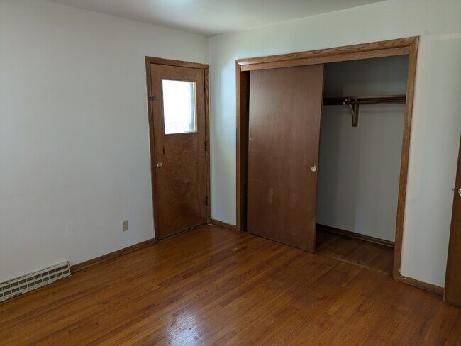 Building Photo - 2 Bedroom/1 Bath Apartment for rent!