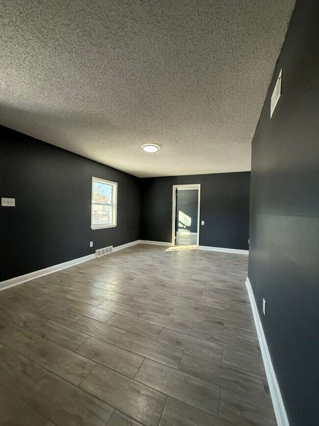 Foto del edificio - 1266 Russwood Rd