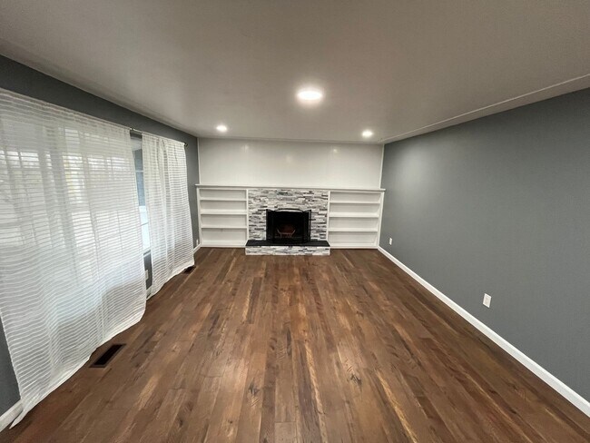 Building Photo - Lovely updated 3 bedroom, 2 bath