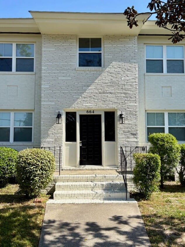 Fully Renovated Three Bedrooms Condo in South Windermere - 664 Windermere Blvd - A & C