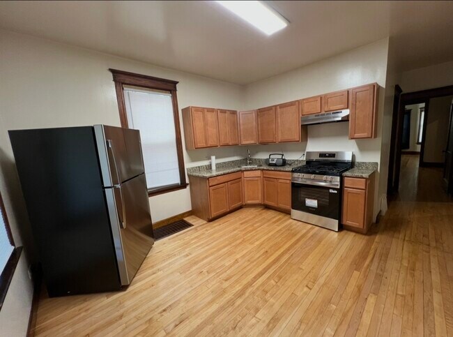 Cocina nueva con encimeras de granito y electrodomésticos nuevos de acero inoxidable. - 3748 W Lyndale St