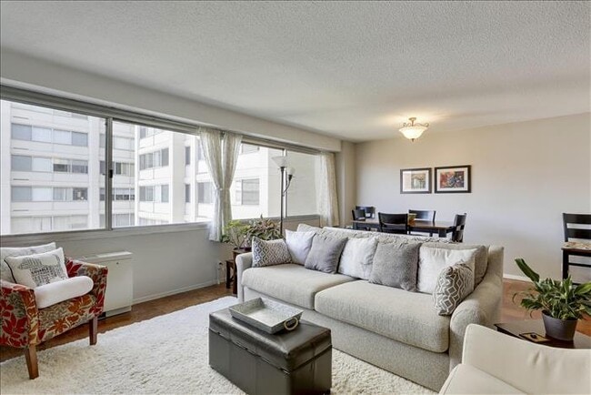 Sala de estar - 4515 Willard Ave