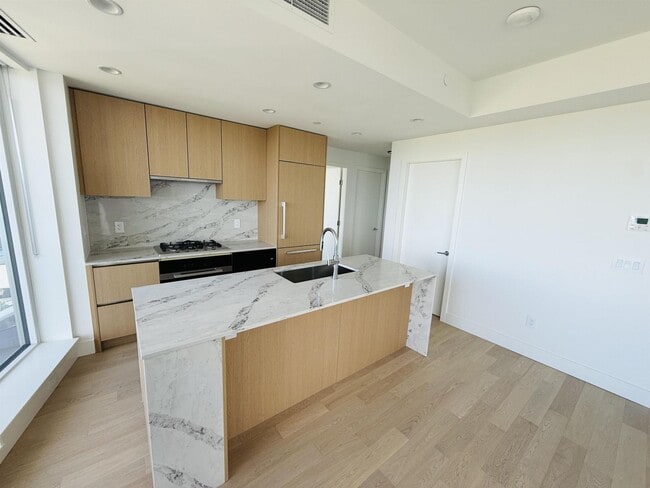 Building Photo - 1493 Martin St
