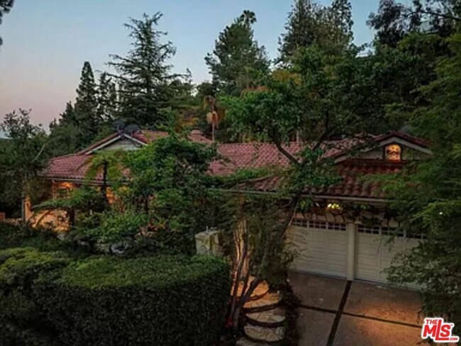 Foto del edificio - 1681 Stone Canyon Rd