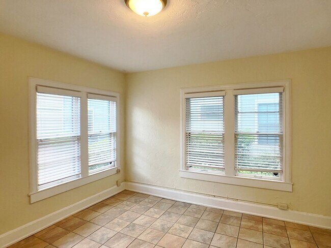 Building Photo - Margaret's Manor 917