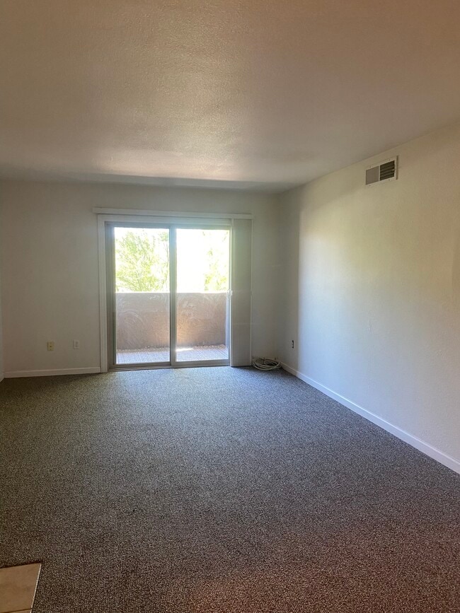 Spacious, open living area. South-facing patio. - 5877 N Granite Reef Rd Apartment