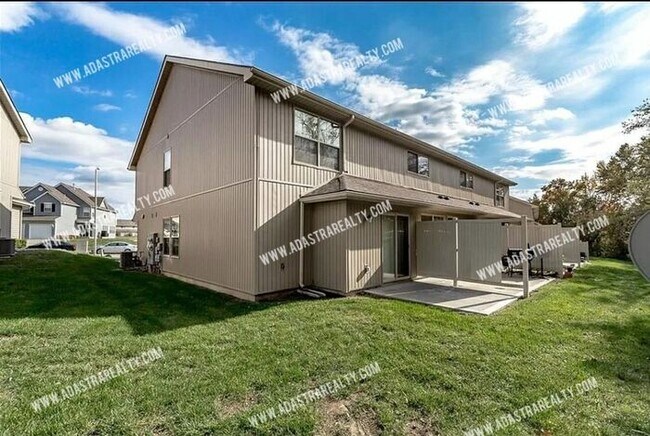 Building Photo - Stunning Northland Townhome-Available NOW!!