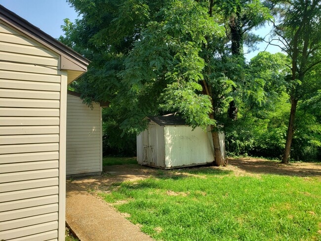 Building Photo - 2304 Winding Path Dr