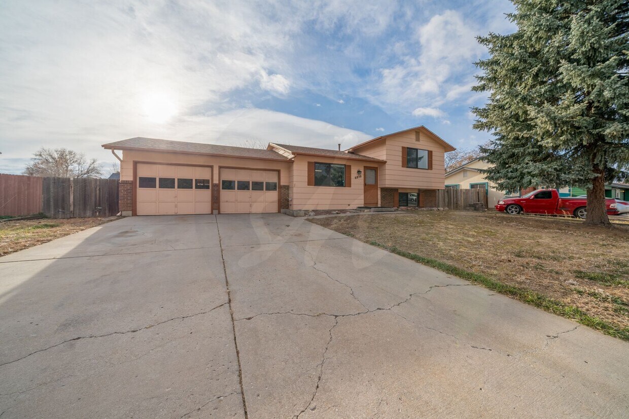 Foto principal - Great Home in Colorado Springs with 2 Car Garage