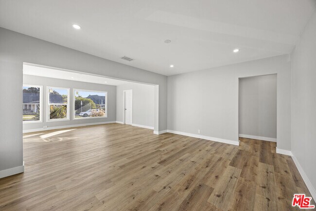 Foto del edificio - 5465 S Victoria Ave