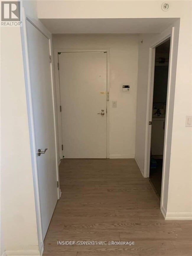 Photo du bâtiment - 830-830 Lawrence Ave W