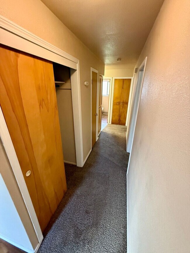 Foto del edificio - **For Rent: Spacious 4-Bedroom Home with 2...