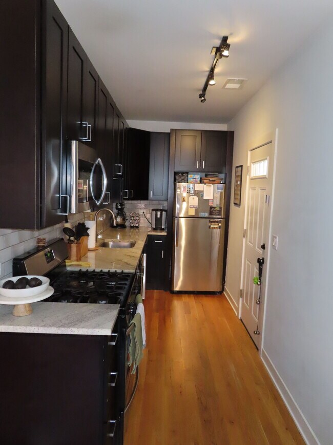 Building Photo - 2207 W Eastwood Ave